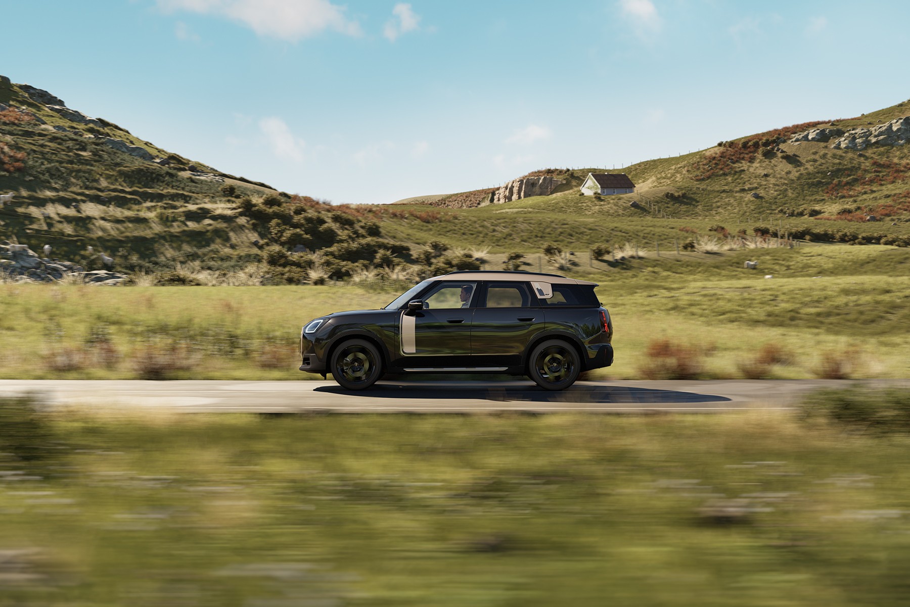 Mini Countryman Elétrico a circular numa estrada aberta, rodeado por paisagem  natural 